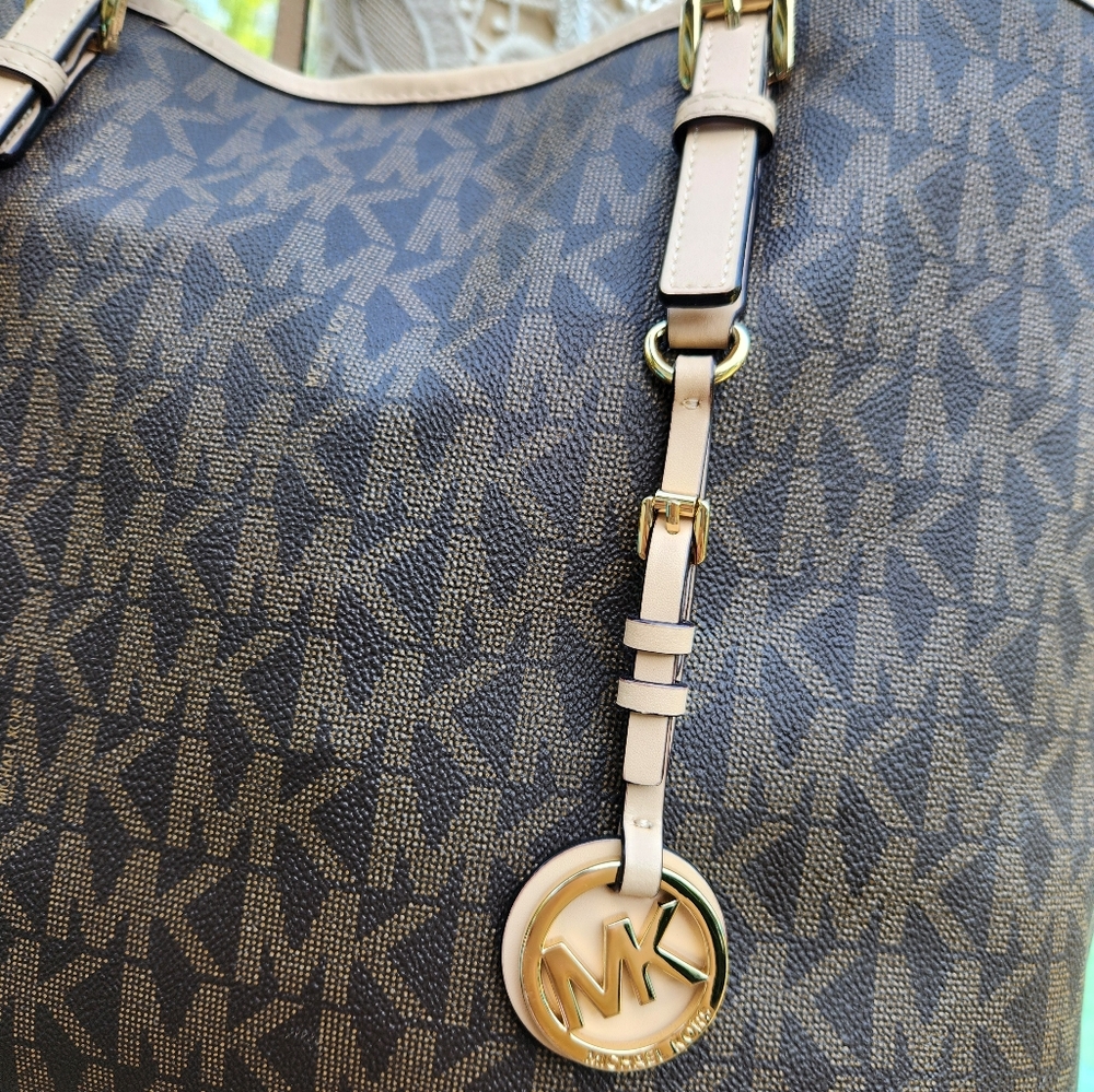 Michael Kors Signature Tote...Nearly perfect! - Picture 4 of 8